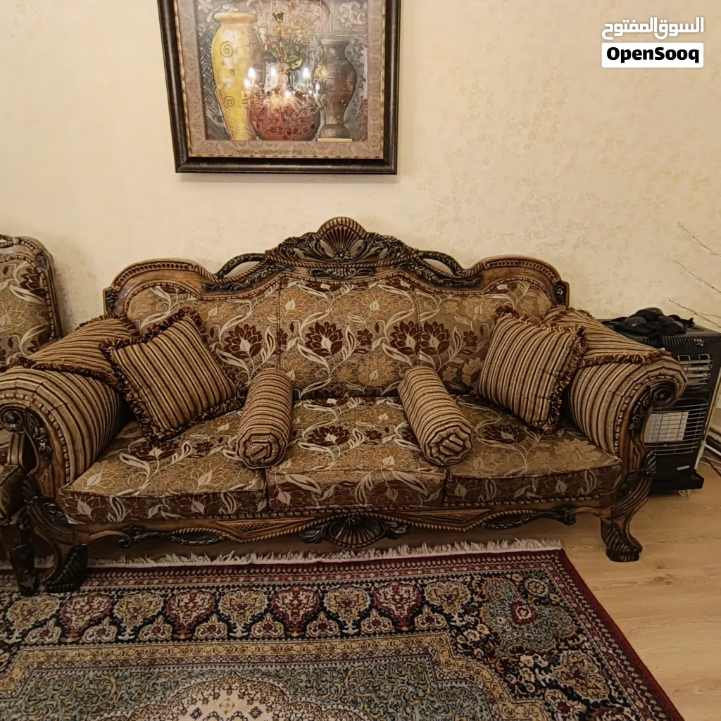 طقمين كنب ممتازين للبيع مع طاولة وسجادة هدية
