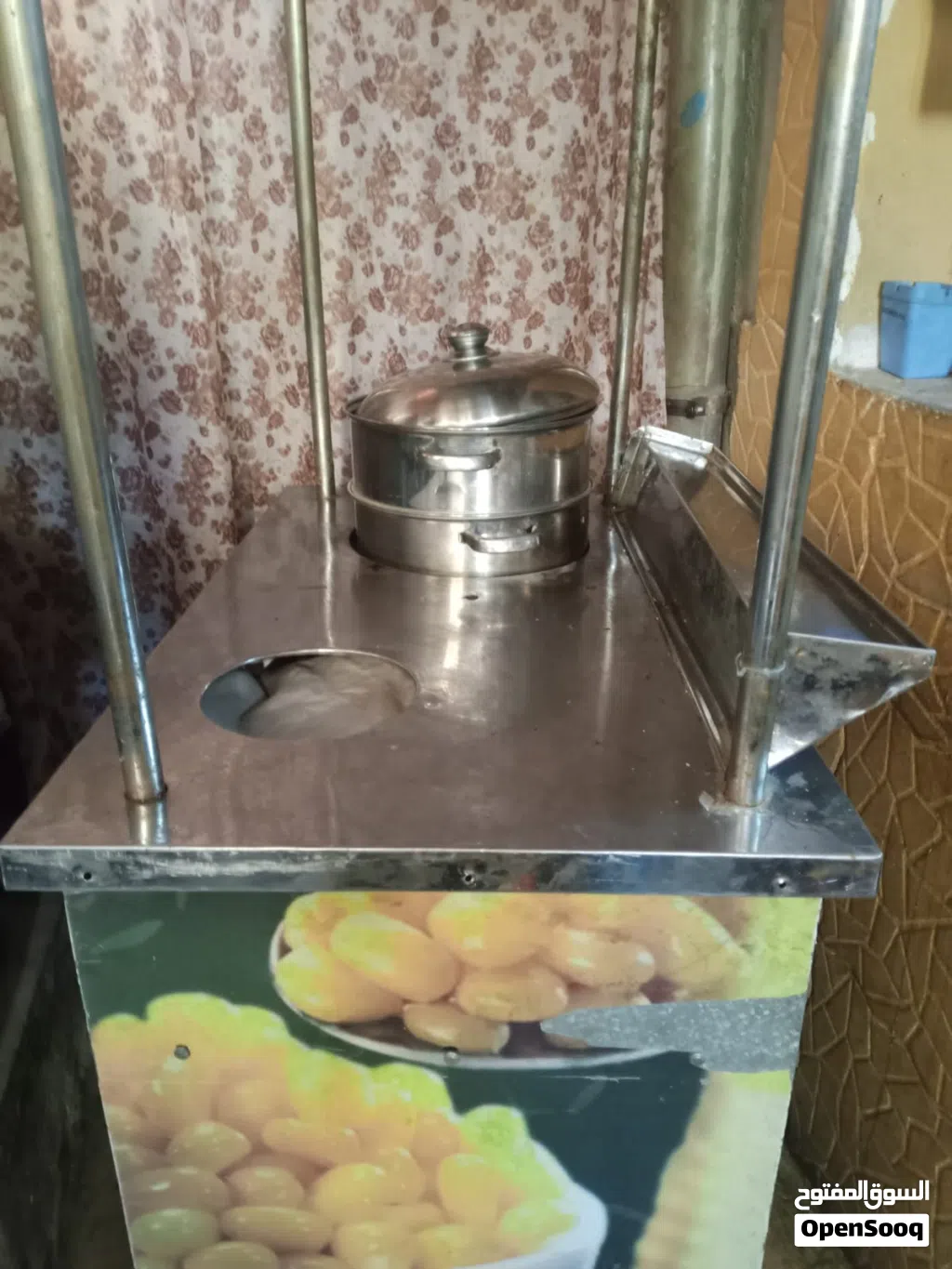 عربة ذرة مع جميع مستلزماتها