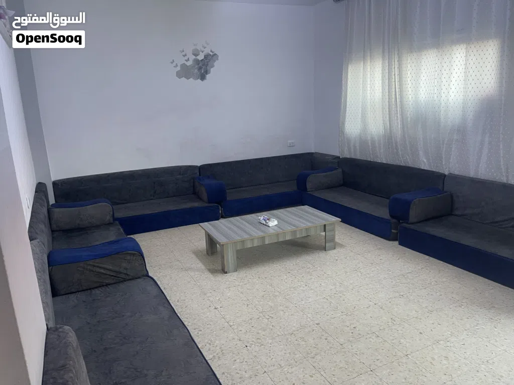 مجلس ارضي بحالة جيدة جدا مع طاولة وسط