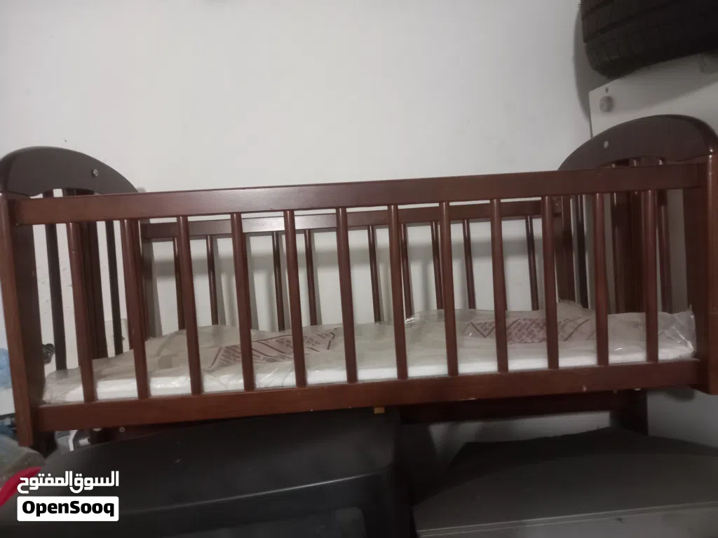 للبيع سرير اطفال بحالة الجديد