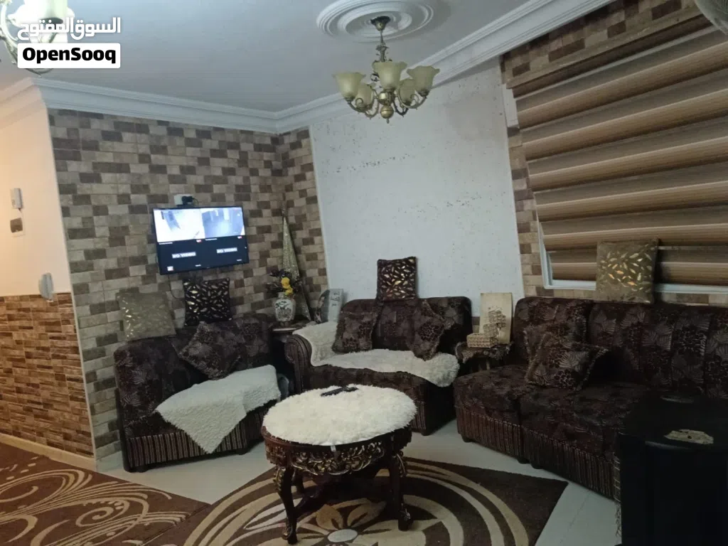 شقة للبيع بسعر مغري مساحه 114 نزول قهوه غنيم ام نواره مطله على عمان طابق ثاني على الشارع