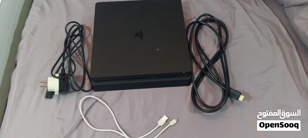 للبيع جهاز بلايستيشن 4 سليم (PS4 Slim) نظيف جداً وبحالة الوكالة، استخدام خفيف وشغال 100%