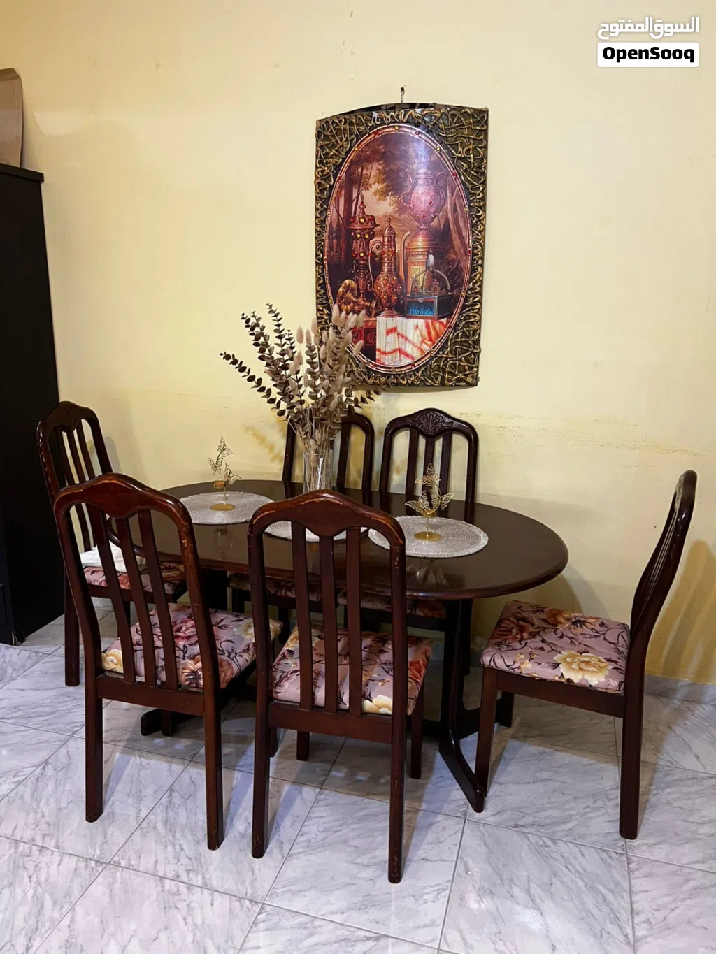 طاولة وكراسي