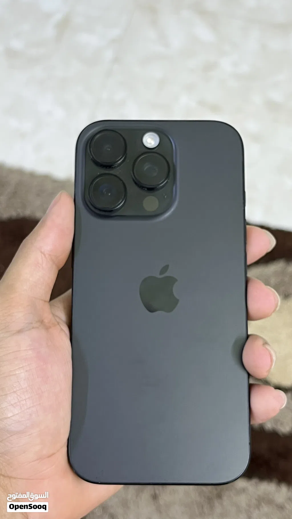 آيفون 16 برو مستعمل بحالة ممتازة مع سعة 256 جيجابايت وشاحن رمادي