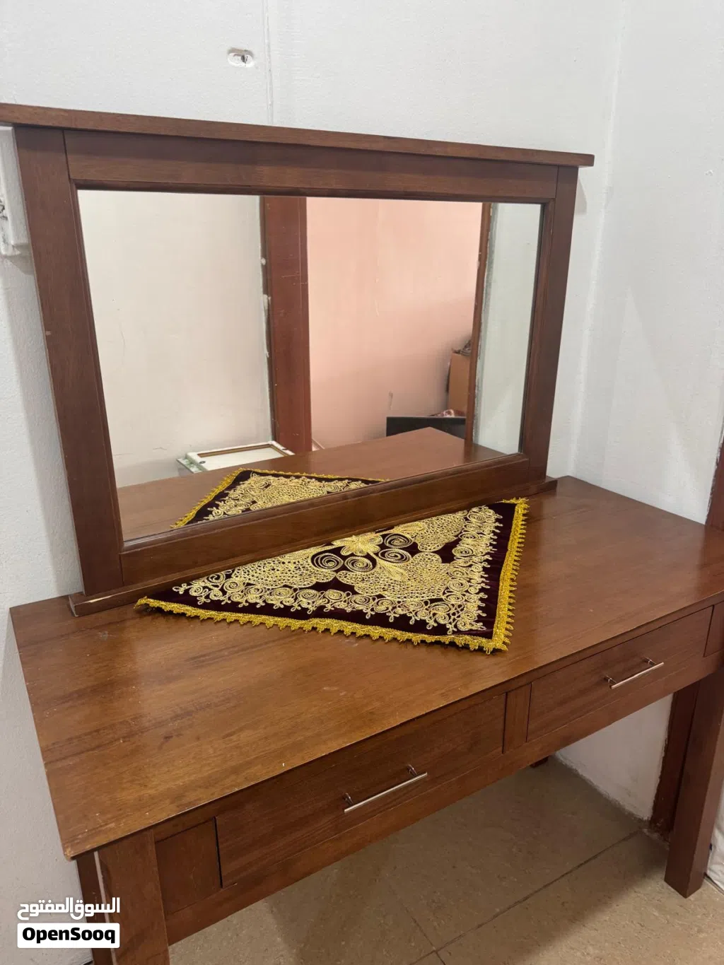 مكتب مع مرايه