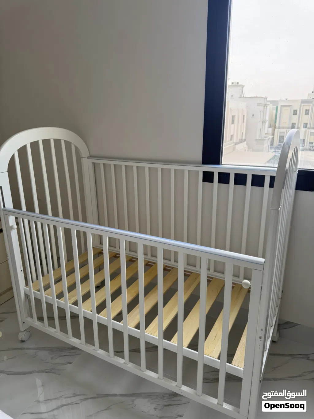 سرير اطفال شبه جديد