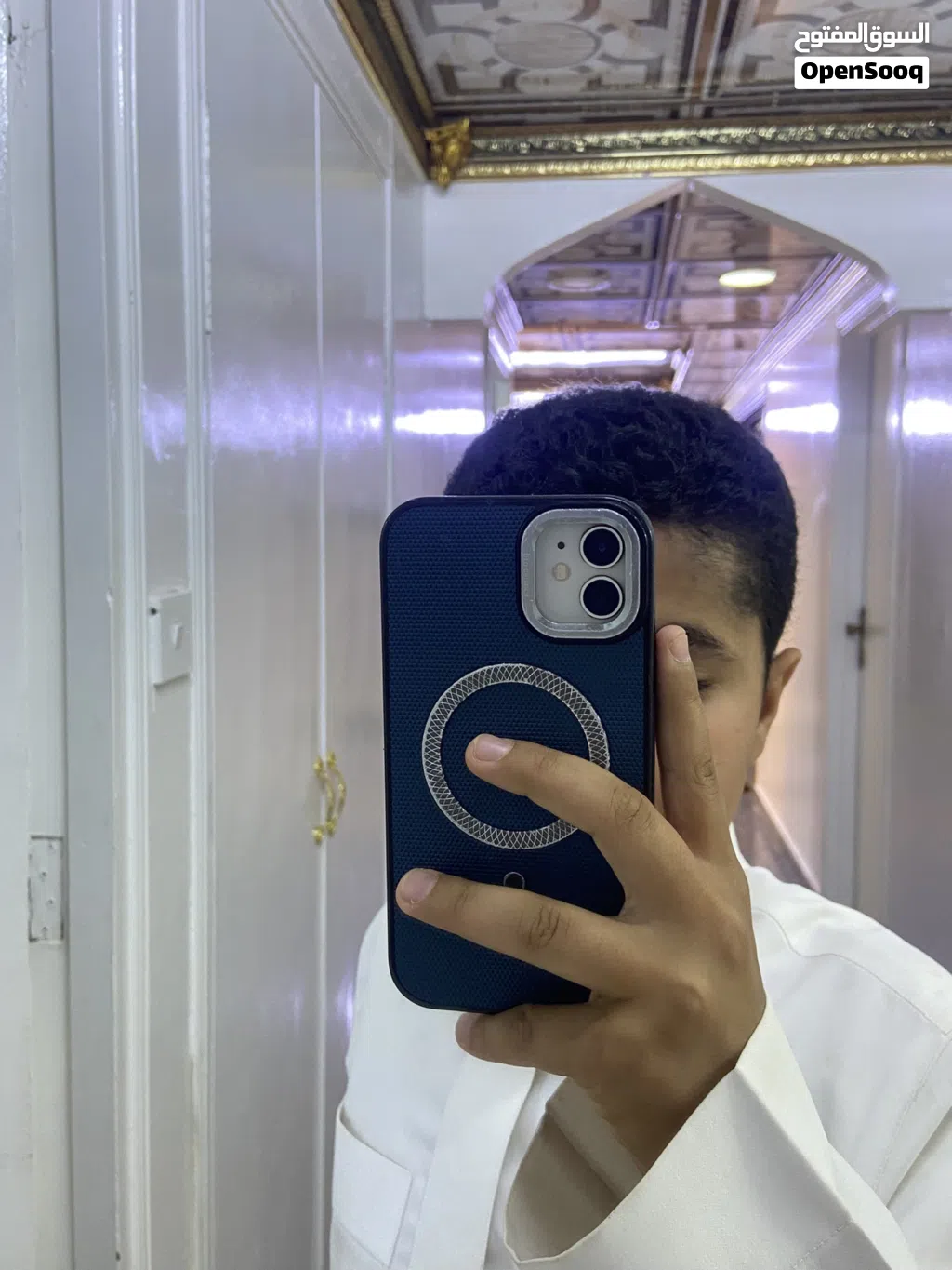 آيفون 11. آلون ابيضّ