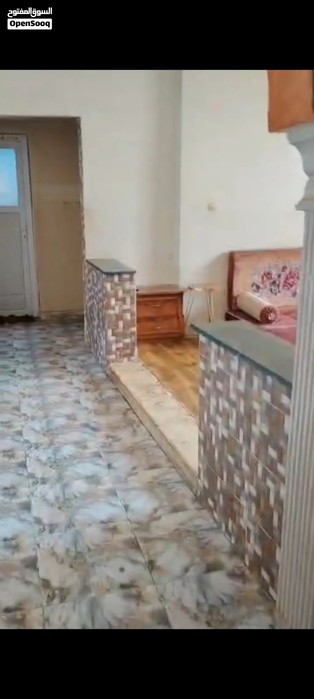 السلام عليكم شقة للبيع في حي الاكواخ عمارات السابع مقابل المسجد الدور الاول فيها بير
