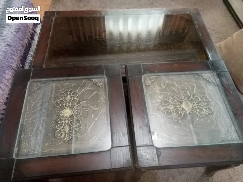 طاولات خشب باللون البني مع زجاج
