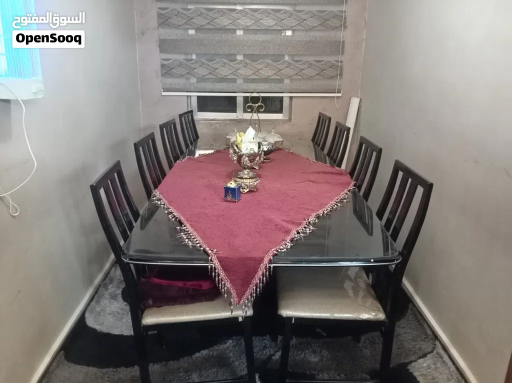 طاوله سفرة خشب مع واجهه زجاج مع كراسي