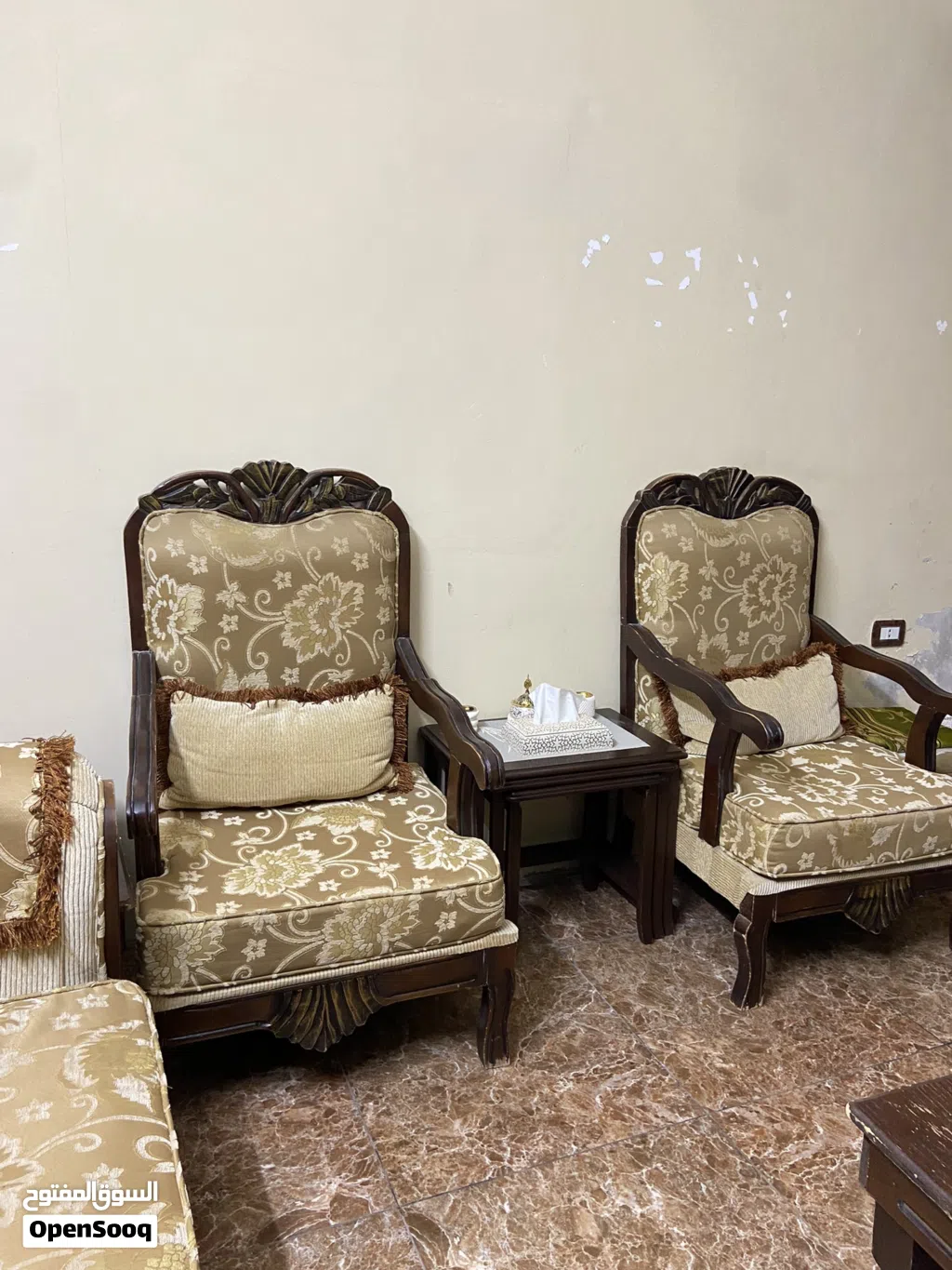 طقم كنب مع طاولات