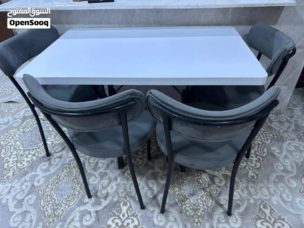 ميز طعام مع اربع كراسي
