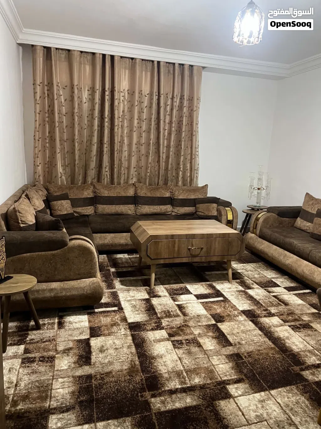 طقم كنب كورنر مع مجوزة شبه جديد وطاولة سفرة وطاولة تلفزيون مع طاولة وسط طقم وسجادة كبيرة برداي