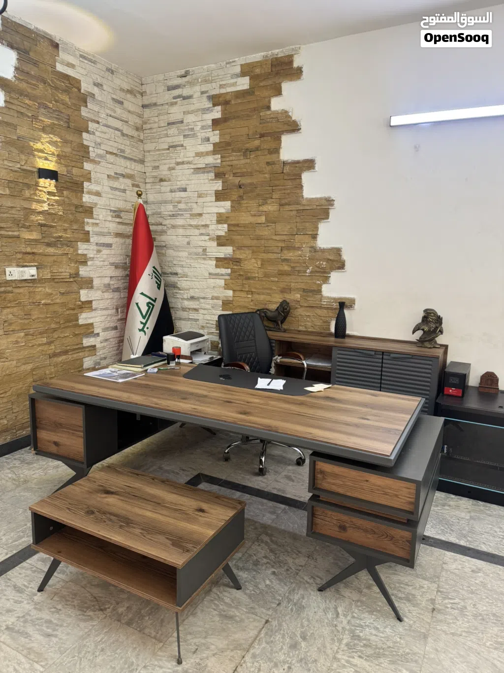 ميز مكتب في حالة جيدة