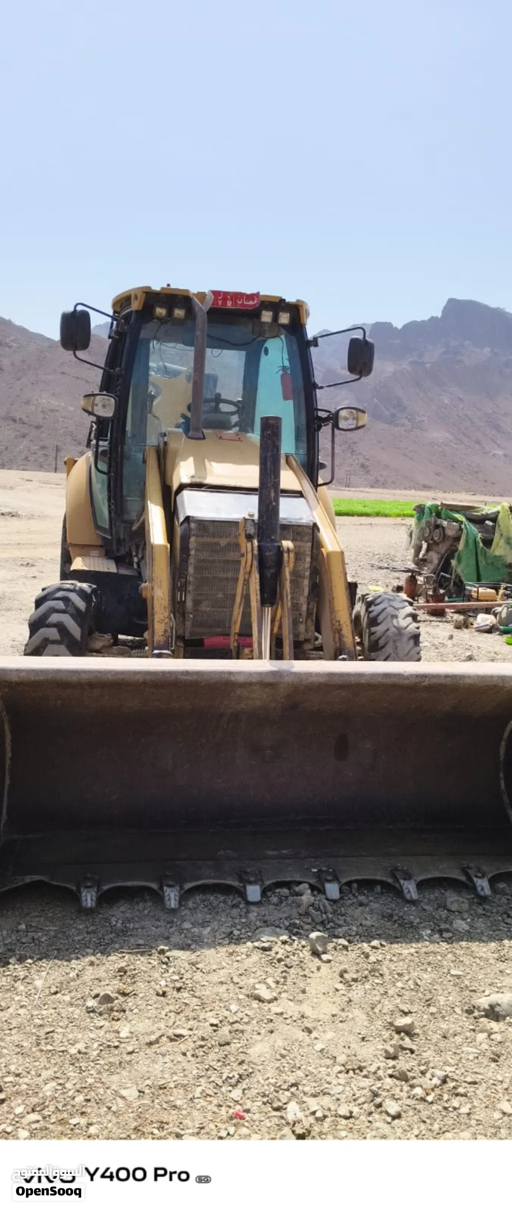 حفار من نوع CAT 422F شبه جديد.