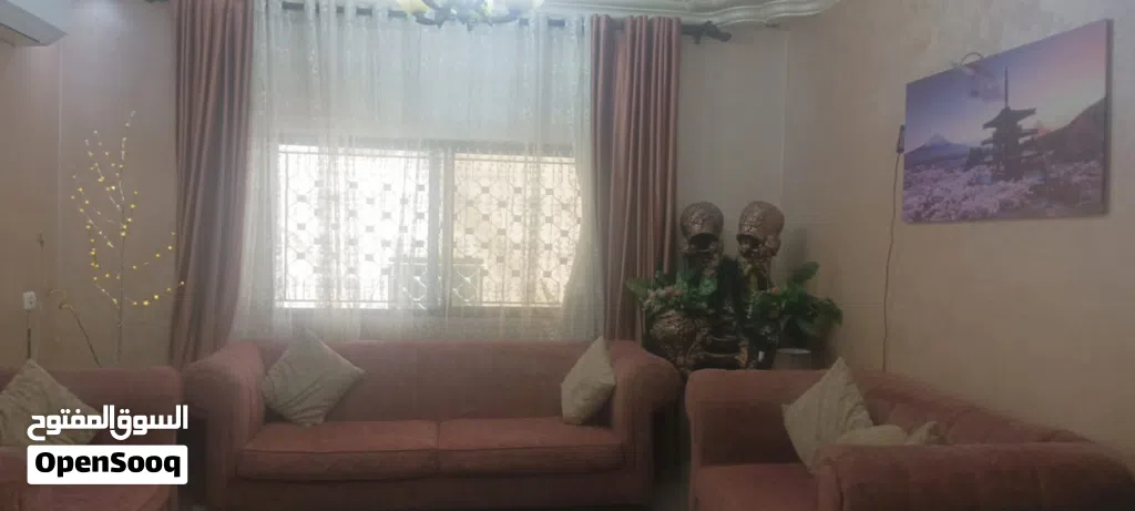 طقم كنب للبيع 9 مقاعد بحالة الوكالة شبه جديد