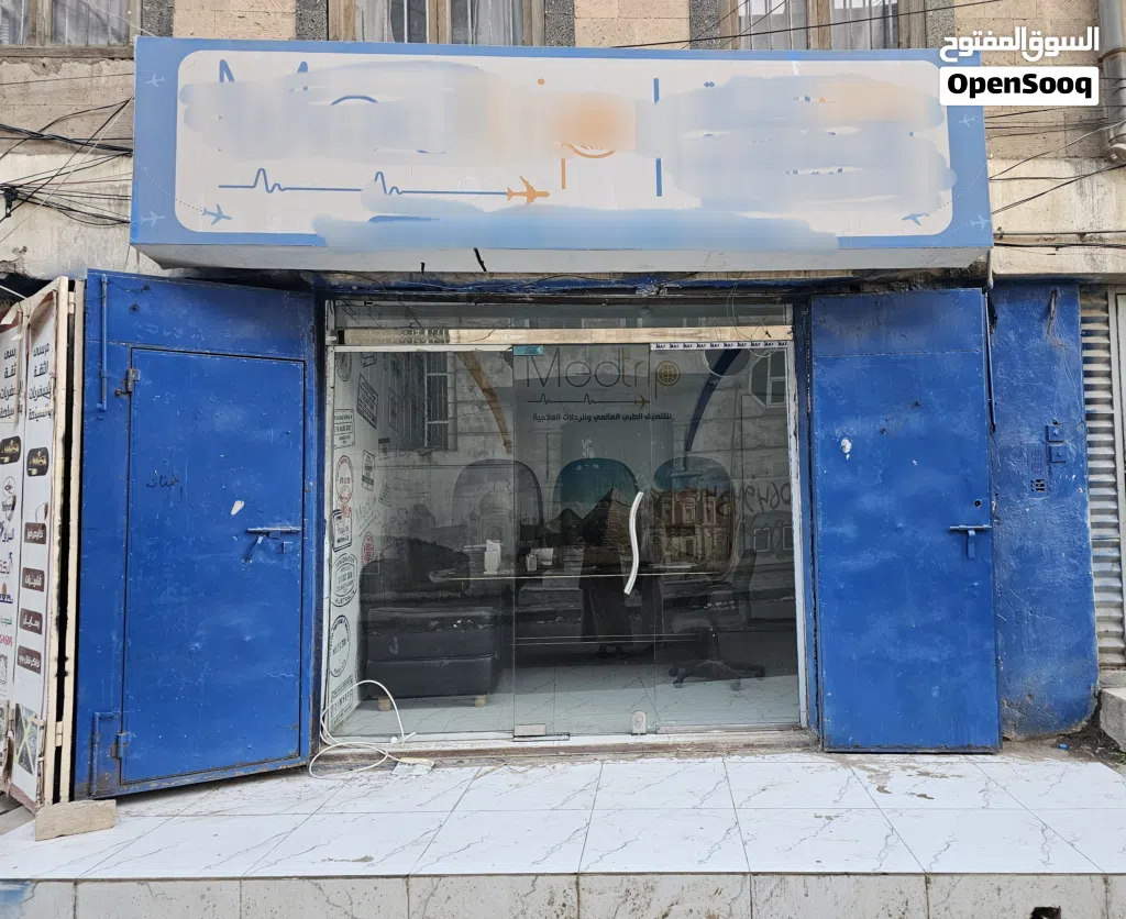 محل سفريات للإيجار على شارع الستين الجنوبي قريب من شارع تعز شارع مشهور بالسفريات مع حمام وملحق كامل.
