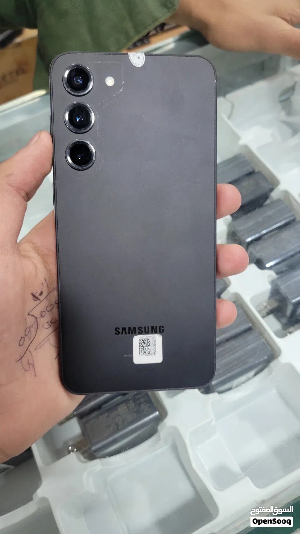 Samsung s23 plus ذاكره : 256 جيجا رام 8 رسمي ولا مغير قطعه نظيف كرت بالقراطيس