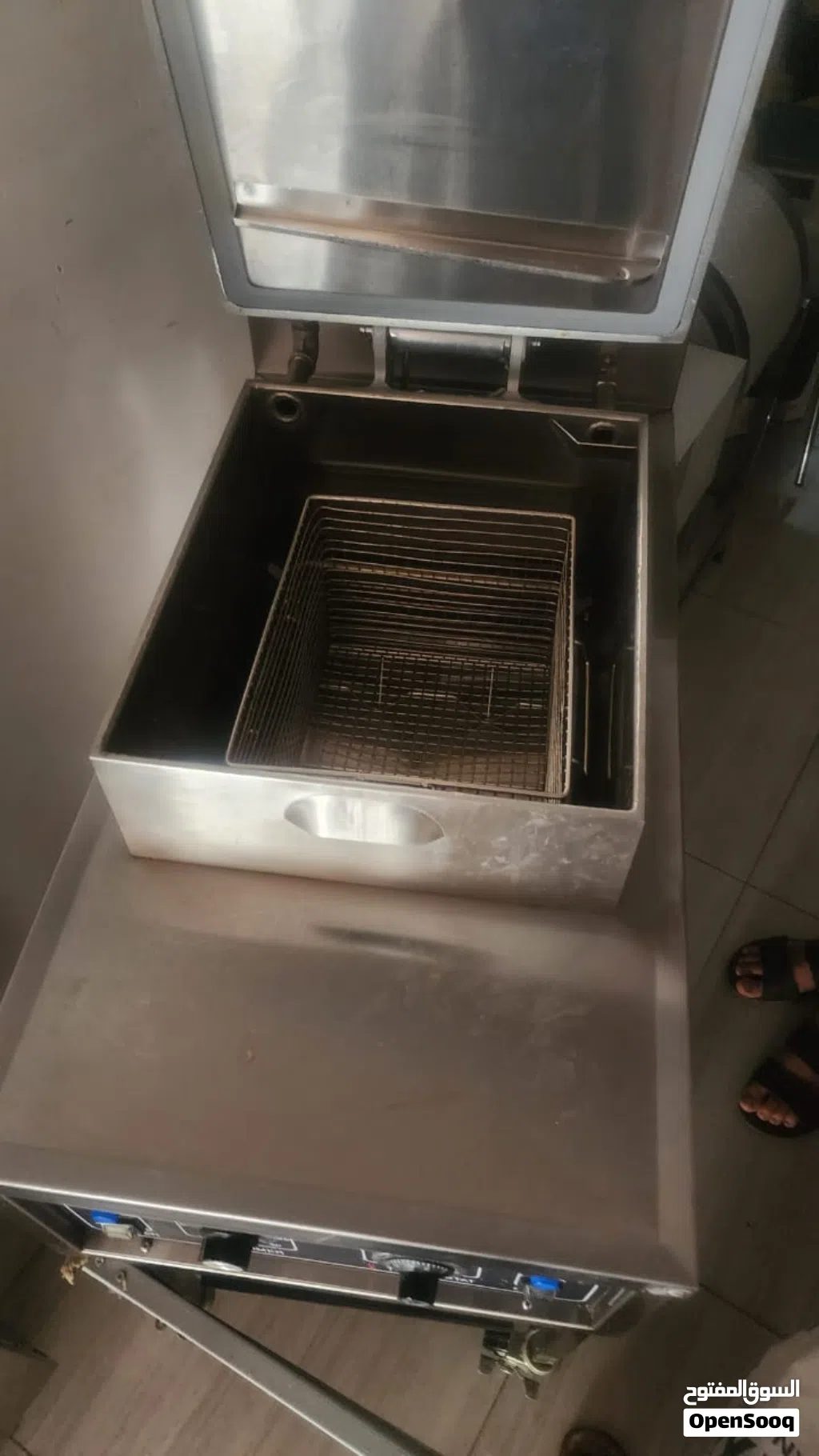 يوجد لدينا ادوات مطعم. للبيع وبسعر مناسب واشياعرطه