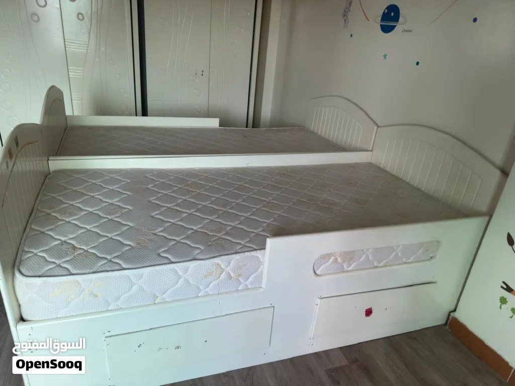 غرفه نوم ماليزي استخدام شهري فقط اثنين دوالايب واثنين سراير مع الفرش