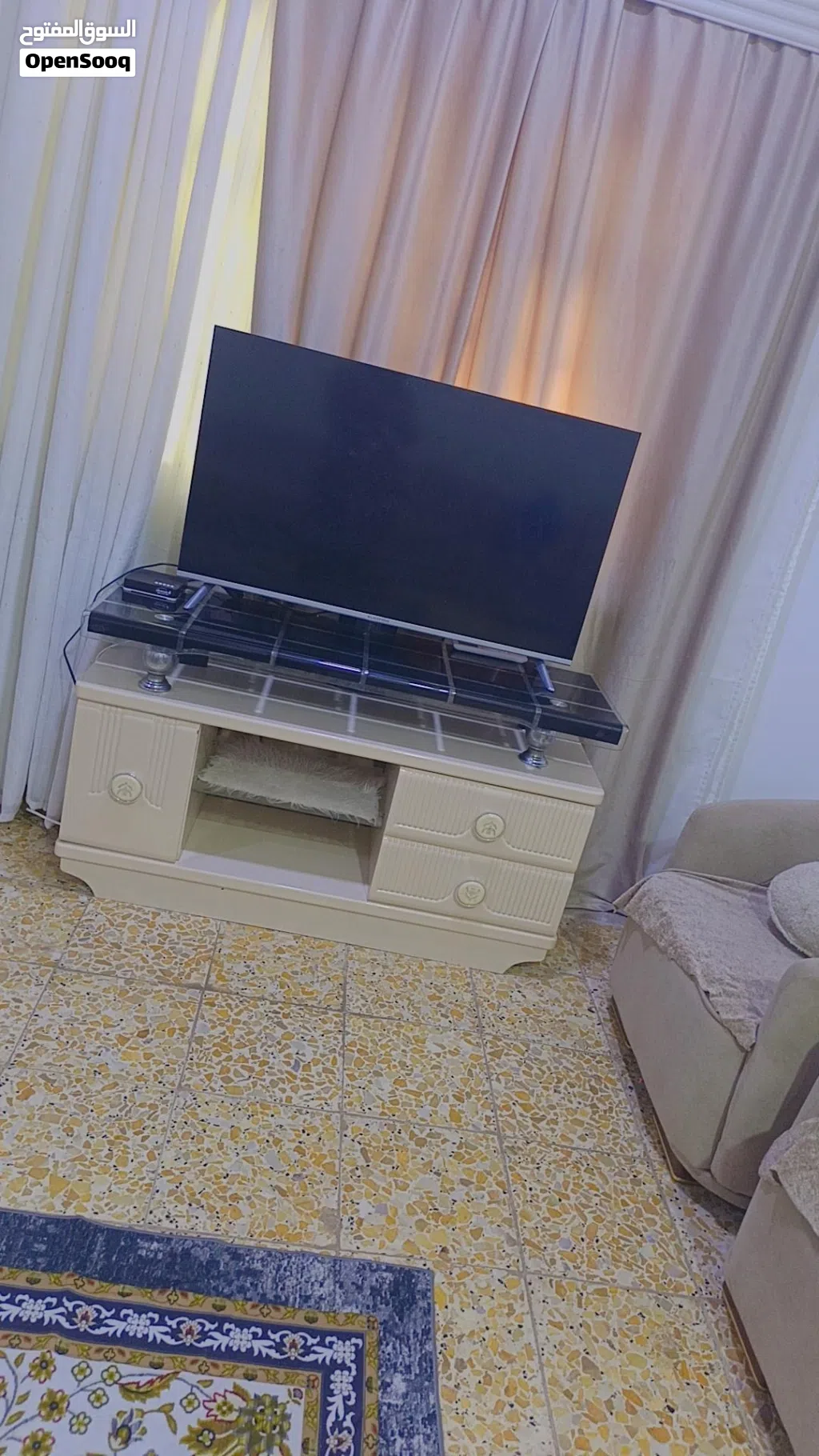ميز شاشه لونه اوف وايت
