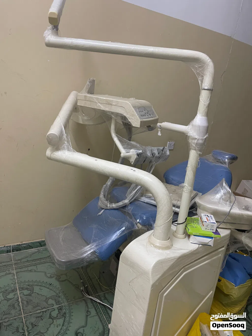 تصفية على اثاث مركز طبي كل الاثاث شبه جديد و بعضه مستعمل شي بسيط و البعض جديد فقط مفتوح