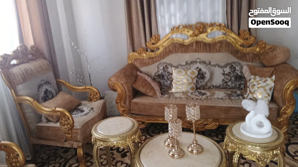 طقم ملوكلببيع بحاله جديده مع طاولت فخمه