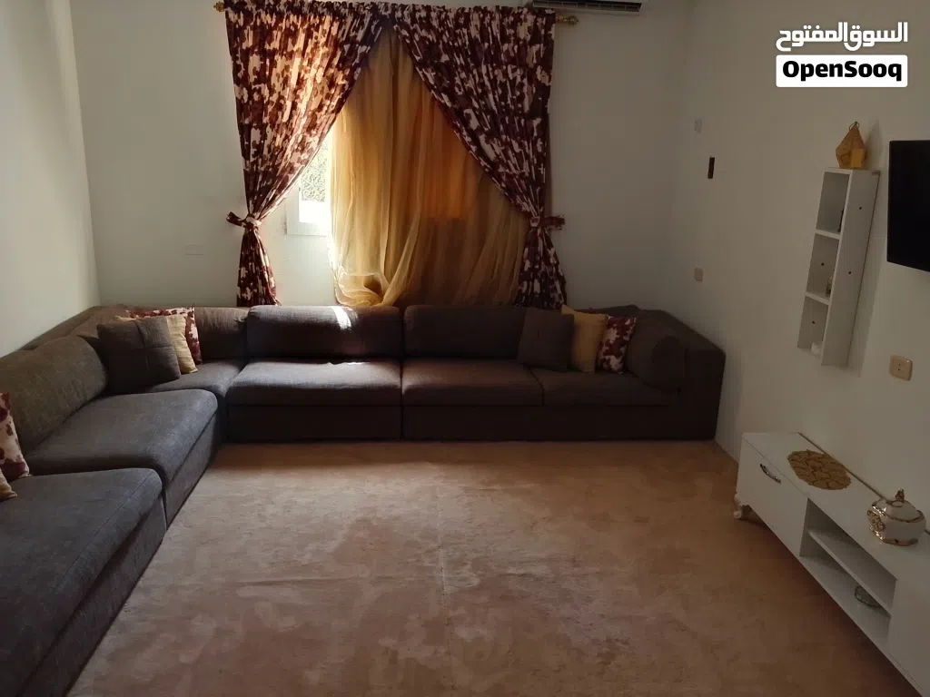 الصالون والبساط والستارات والمكتبة والطاولات الكحل للبيع