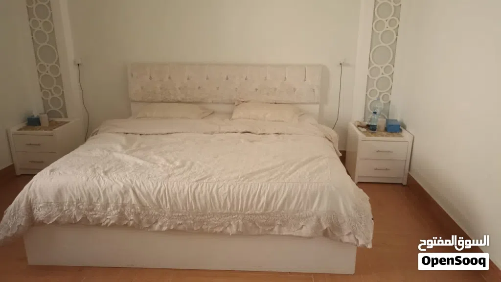 لدي اثاث منزلي جميل سرير مع جميع ملحقاتها وتسريحه كبيره مع طاولة طعام ل8 كراسي من هوم سنتر كبت أحذية