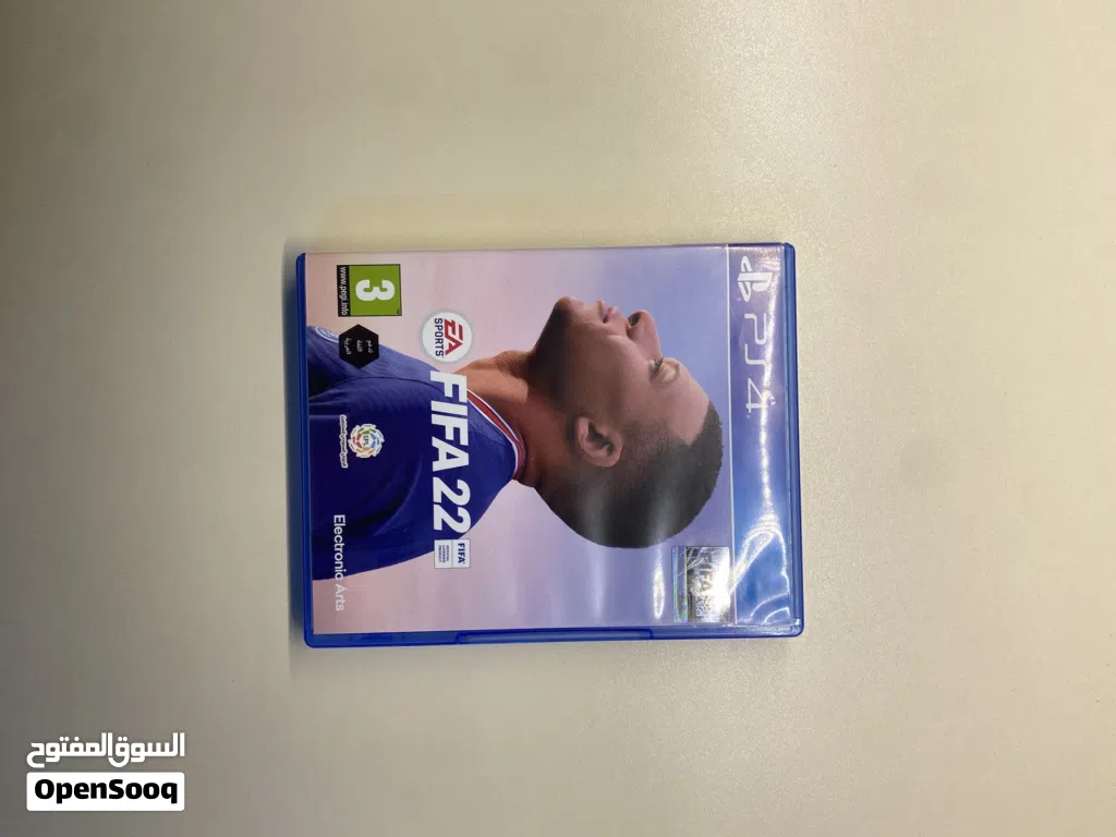 سيدي FIFA 22 PS4 الحالة شبه مستعمل وخشوط خفيفة جدا