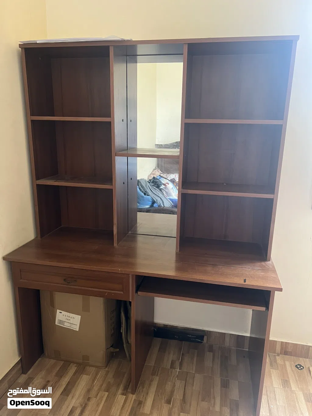 مكتبة مع طاولة