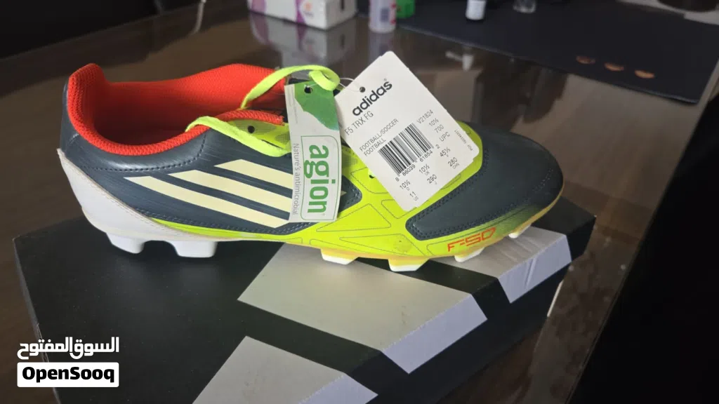 حذلء كرة قدم اصابع اصلي Adidas جديد