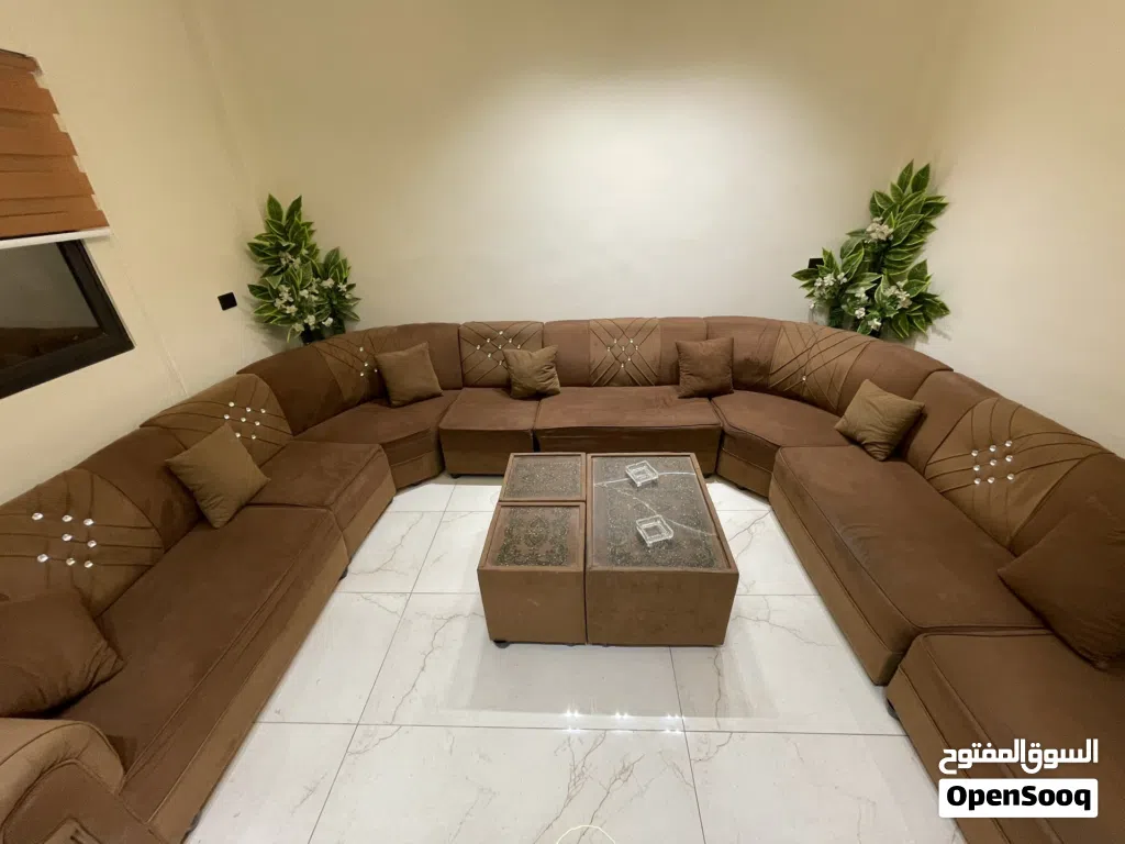 كنب 12 مقعد بحالة الوكاله للبيع بسعر مغري