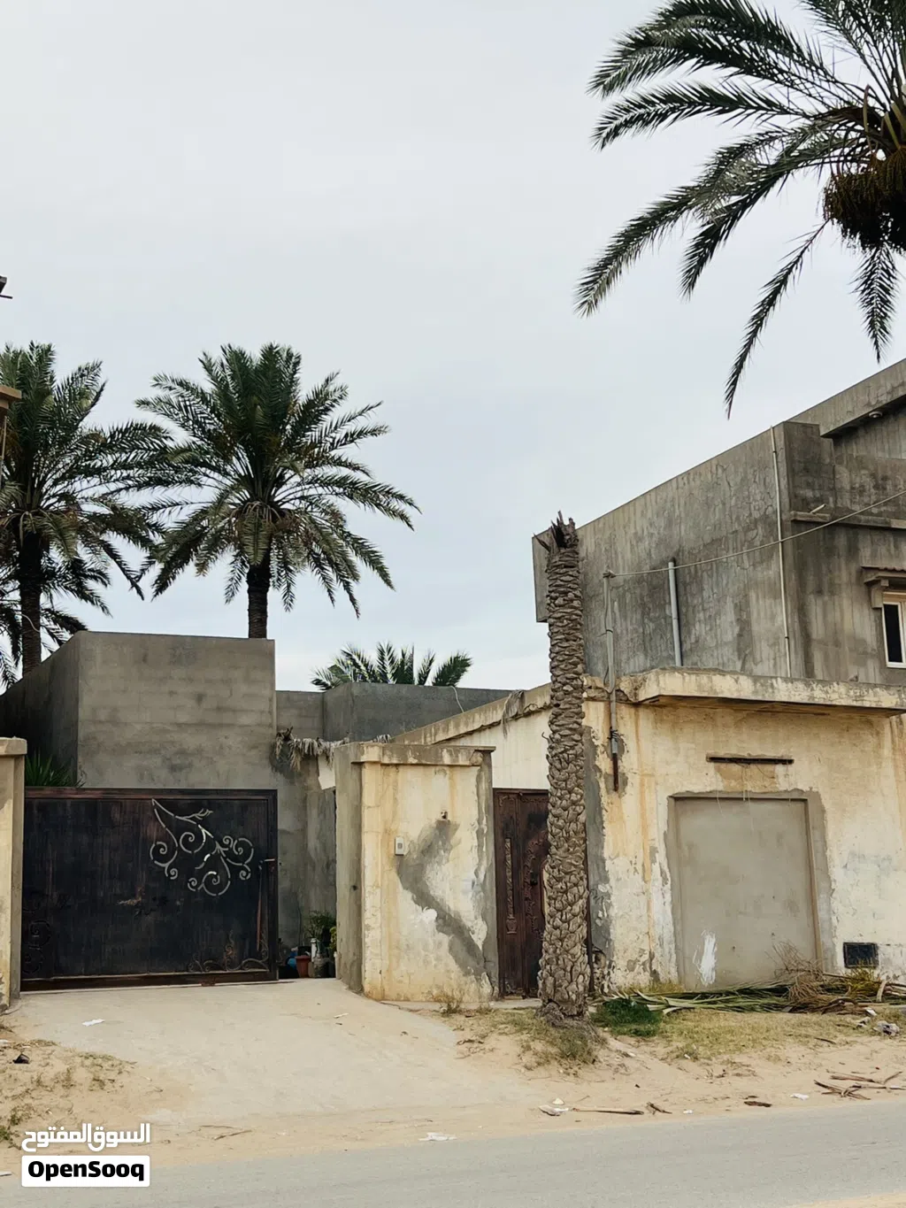 قطعة ارض 260 متر مربع يوجد عليها منزل وقراج