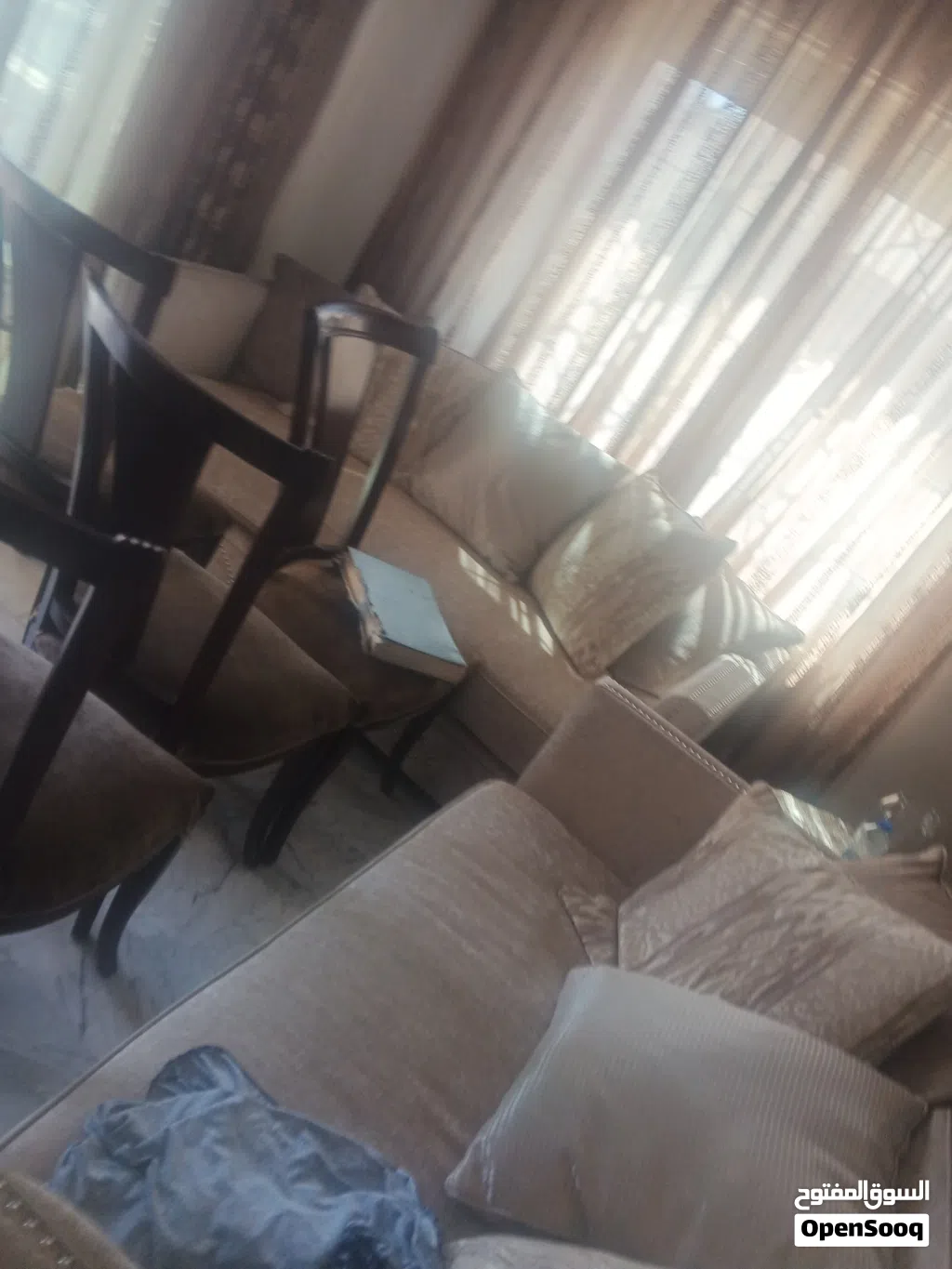 طقم ضيوف مفروشات عكا مع طاوله سفره و8كىاسي مودرن هوم سنتر مع فضيه هوم سنتر بحاله الوكاله للبيع