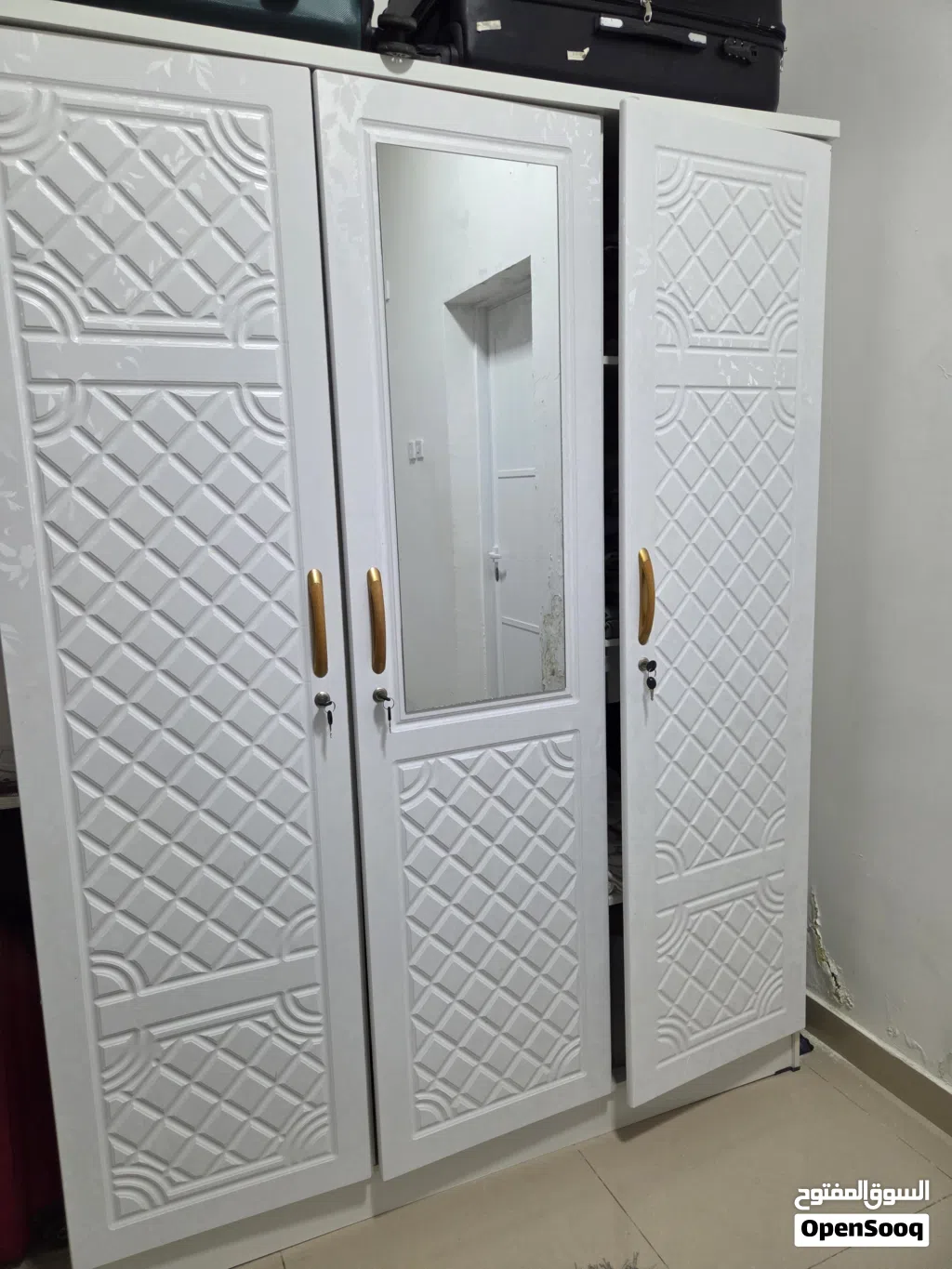 خزائن 3 أبواب بحالة ممتاز (Good and clean three doors Wardrobe )