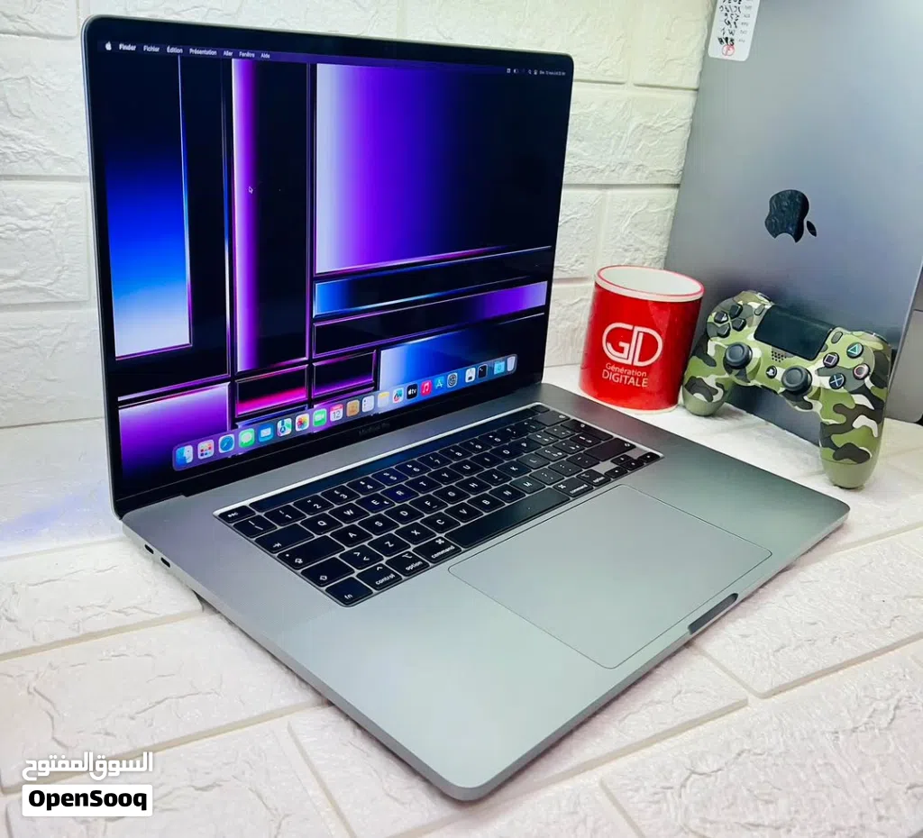 Laptop MacBook Pro ssd 512 core i7 GRAPHICS