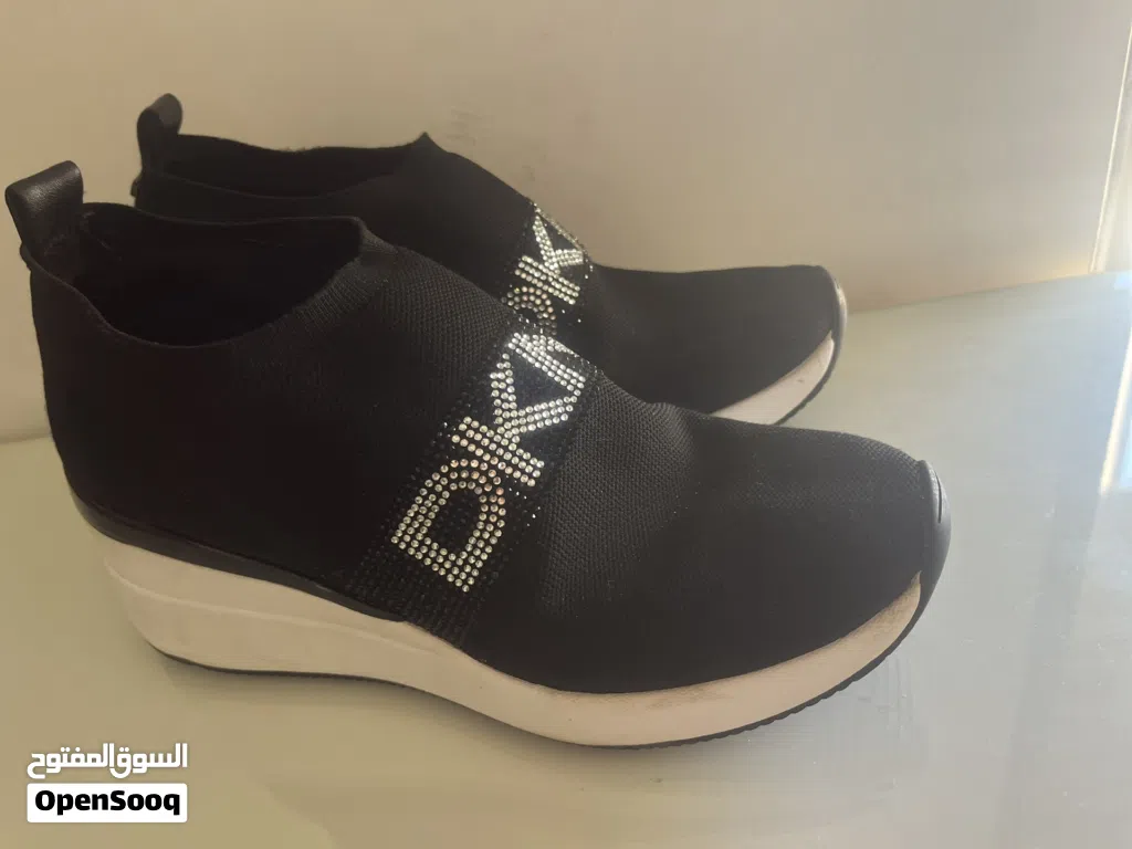 شوز DKNY اوريجينال مستعمل بحالة ممتازة نمرة 41 متوفر خدمة توصيل