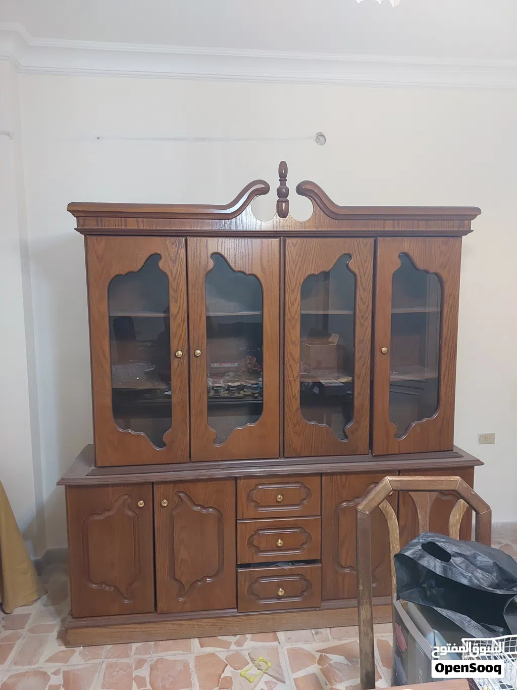 طاولة صفرة و بوفيه