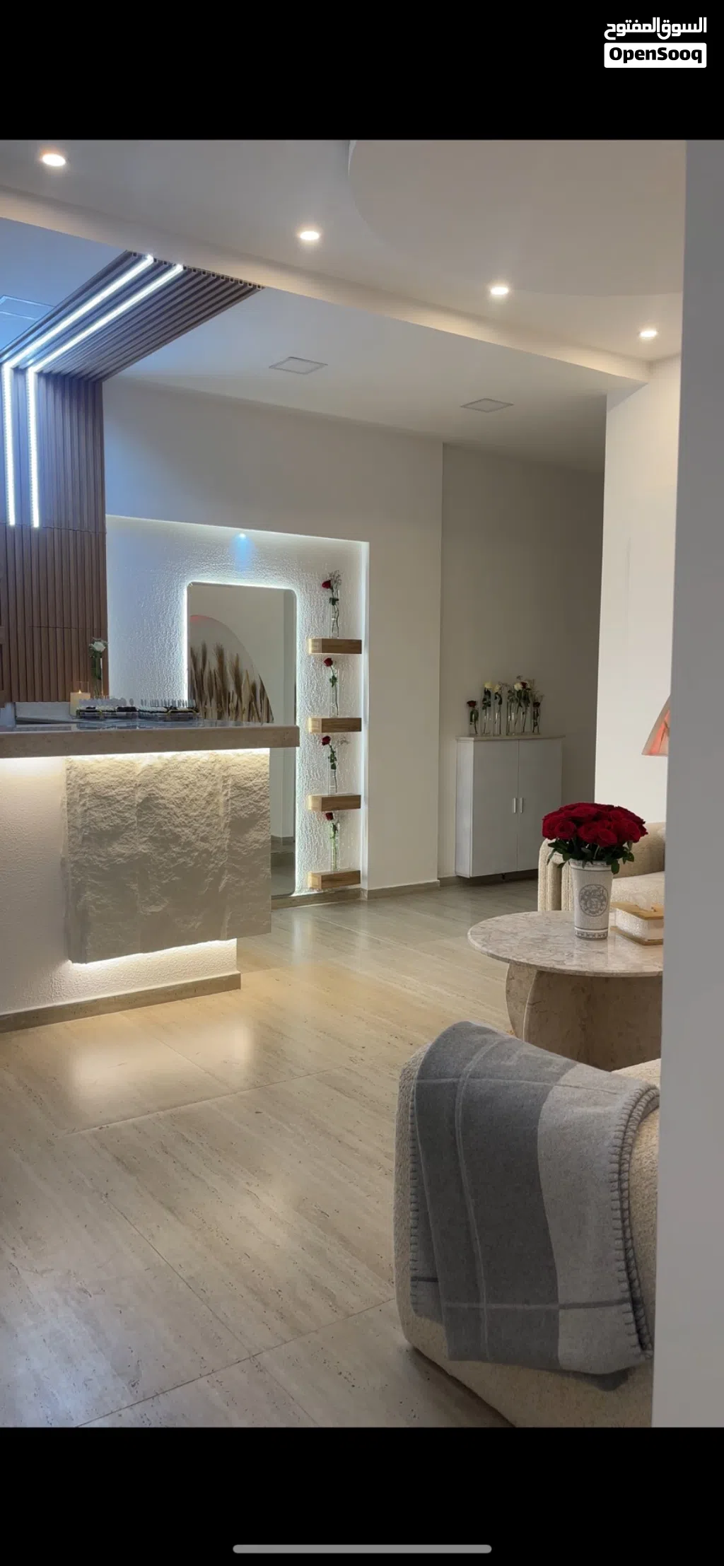 صالون فخم للبيع في شارع الموج Luxury salon for sale at the wave road