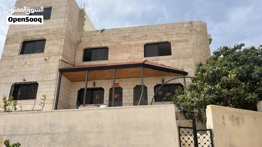 شقة مفروشة مع بلكونة كبيرة طابق كامل لحالك