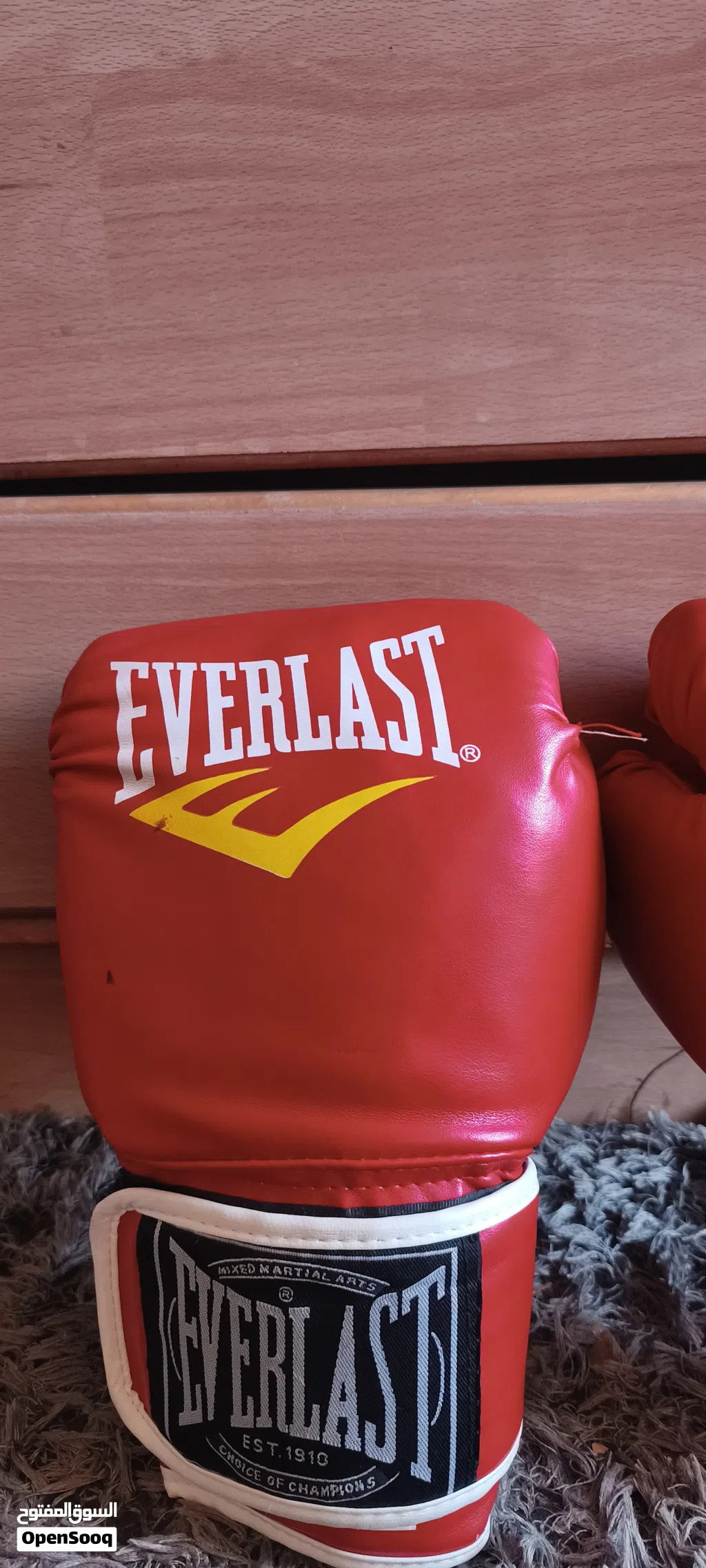 للبيع قفازات ملاكمة من ماركة Everlast العالمية المعروفة