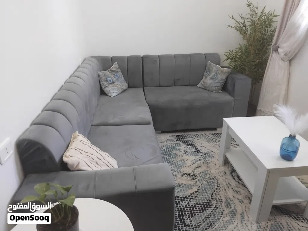 صالون نظيف جدا مساحته 2.80×1.80