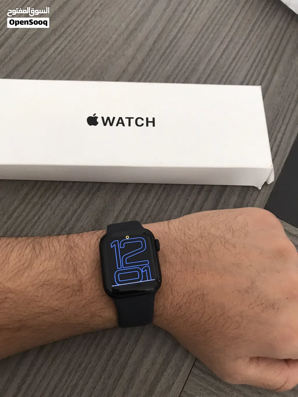 Apple Watch SE 3 size M/L 40 mm في حالاة ممتازه excellent condition