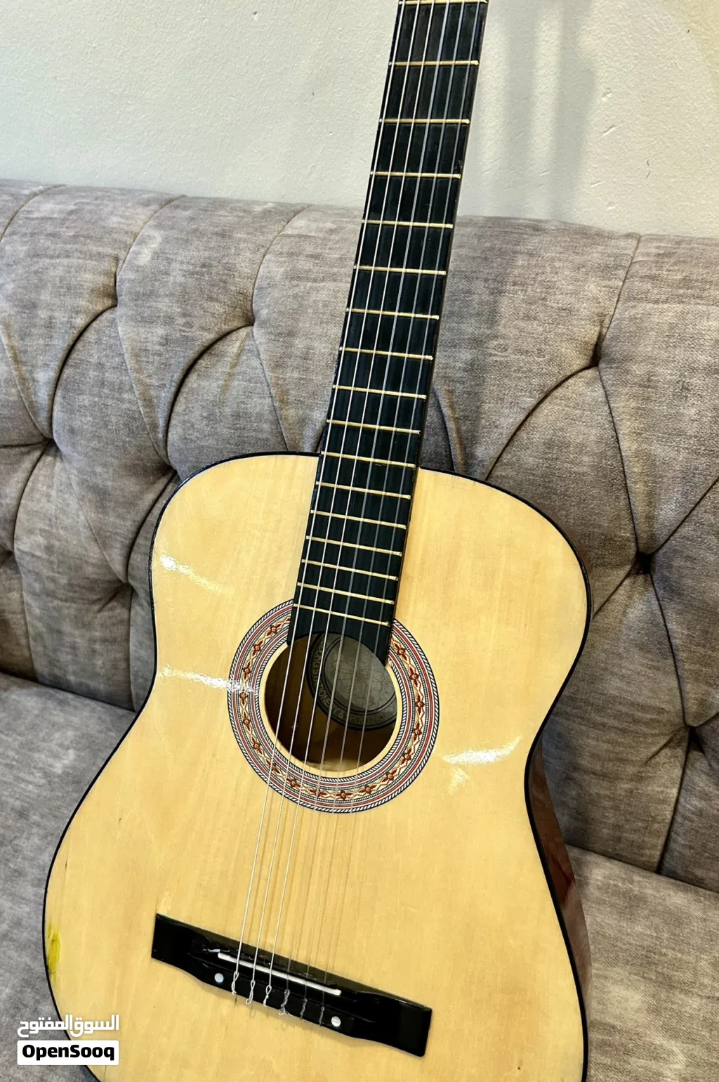 Electric Guitar جيتار مطور ماركة دراقون فلاي كهربائي ويعمل كجيتار عادي . مستعمل مع الكرتون