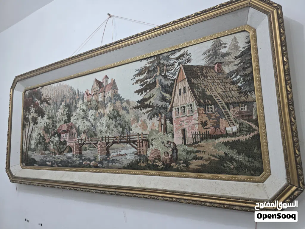 للبيع لوحة نسيجية تراثية بإطار ذهبي فاخر . For sale: a traditional tapestry painting with a luxuriou