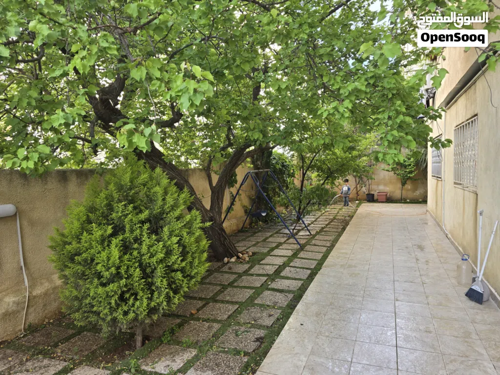 شقة مجددة مع حديقة للبيع