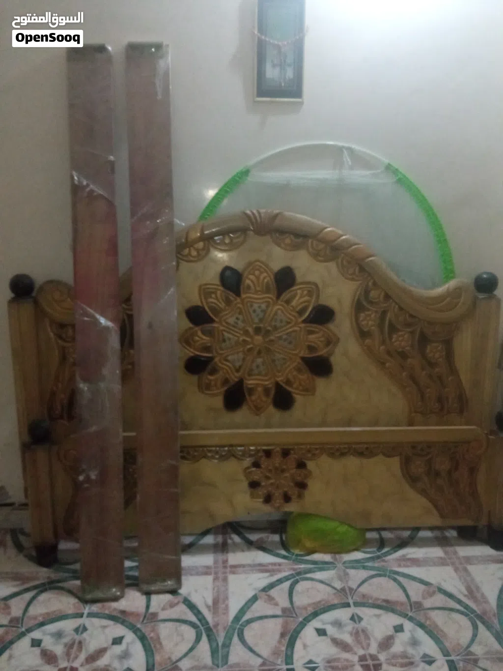 سرير خشبي ماليزي