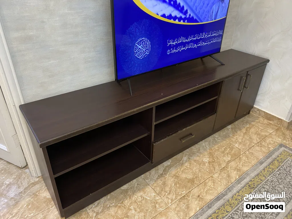 طاولة تلفزيون ثقيلة