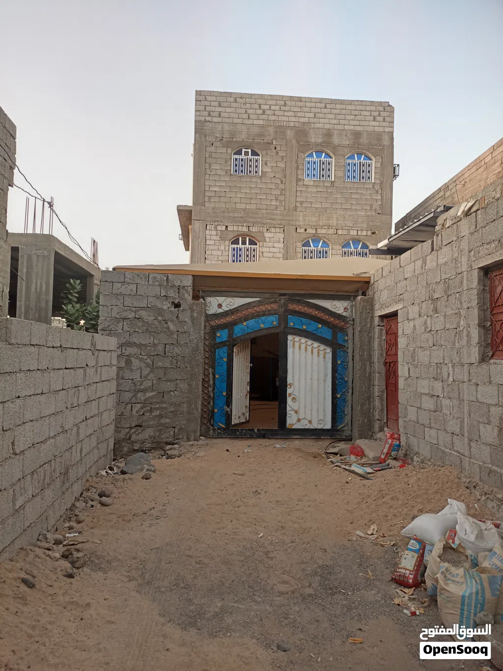 عمارة ثلاث دور مع ارضية للبيع